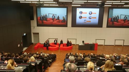 Rund 300 Netzwerkerinnen und Netzwerker verfolgten das spannende Podiumsgespräch zum Thema „Die Hochschule als Impulsgeber für die Digitale Transformation“. Foto: Michael Kirch